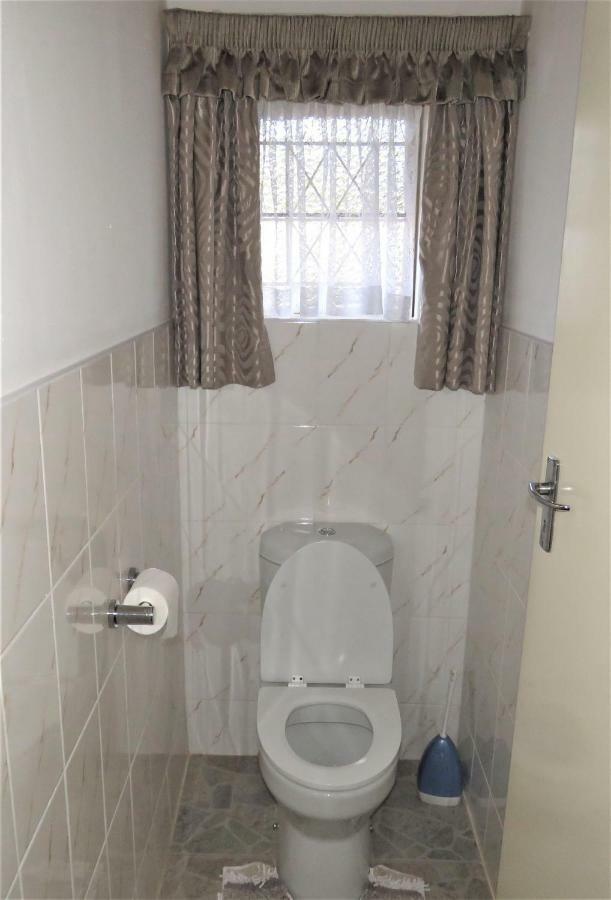 Parrot Lodge Bulawayo Kültér fotó